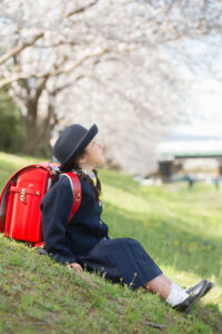 桜の下で、はじめの一歩　春の入学記念フォト